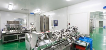 farma-machines Een ruimte waar machines staan die gebruikt worden voor de productie van medicijnen.