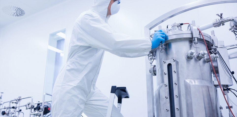laboratorium Een werknemer in een laboratorium die een machine bestuurd.