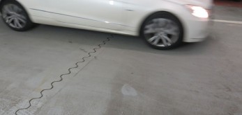 garage Een parkeergarage vloer met een Floorbridge profiel verwerkt in de vloer.
