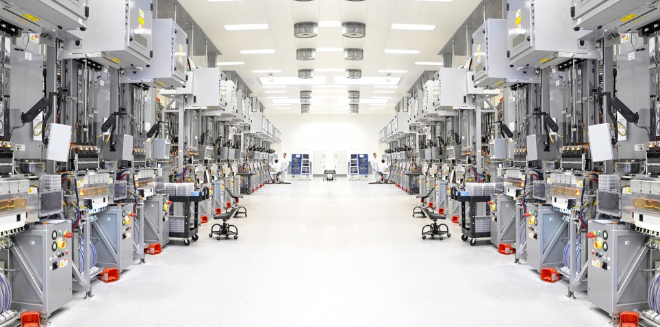 fabriekshal-met-machines Een grote fabriekshal met machines.