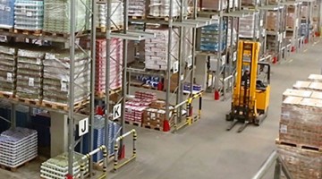 magazijn Een magazijn met een gladde vloer waar vorkheftrucks overheen rijden