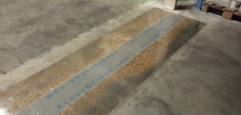 magazijnvloer-met-floorbridge-profiel Een magazijn met een Floorbridge profiel verwerkt in de vloer