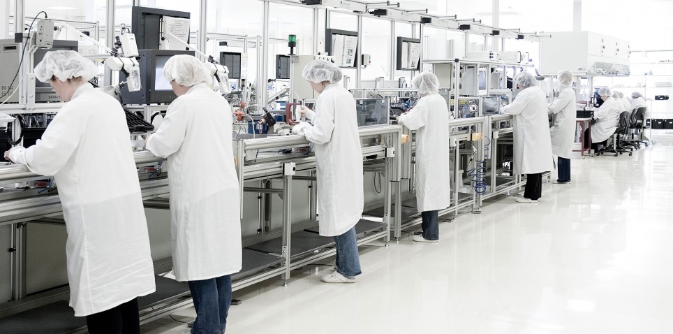 laboratorium Een laboratorium waar gewerkt wordt op een gladde vloer zonder sleuven.